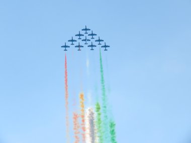 Üç renkli oklar gösteri hava. Tirrenia, Pisa, İtalya, 11 Eylül, 2