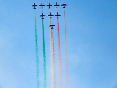 Üç renkli oklar gösteri hava. Tirrenia, Pisa, İtalya, 11 Eylül, 2