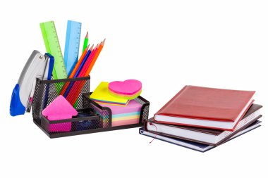 İleti örneği üzerinde beyaz izole. Dizüstü bilgisayarlar, işaretçileri, kalemler, cetveller, çıkartmalar, zımba