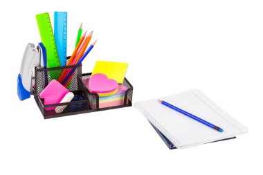 İleti örneği üzerinde beyaz izole. Dizüstü bilgisayarlar, işaretçileri, kalemler, cetveller, çıkartmalar, zımba