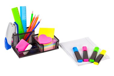 İleti örneği üzerinde beyaz izole. Dizüstü bilgisayarlar, işaretçileri, kalemler, cetveller, çıkartmalar, zımba