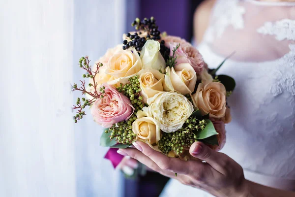 Ramo de novia en las manos — Foto de Stock