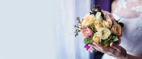 Bouquet da sposa in mano — Foto Stock