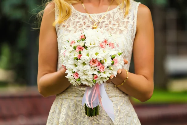 Bukiet ślubny w ręce — Zdjęcie stockowe