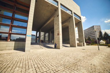 WROCLAW, POLAND - 11 Mayıs 2019: Wroclaw şehrinin merkezindeki yeni modern mimari binalar, Polonya