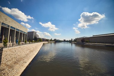 WROCLAW, POLAND - 11 Mayıs 2019: Wroclaw şehrinin merkezindeki yeni modern mimari binalar, Polonya