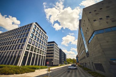 WROCLAW, POLAND - 11 Mayıs 2019: Wroclaw şehrinin iş merkezindeki yeni modern mimari binalar, Polonya