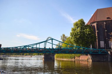 Wroclaw, Polonya - Mayıs 2019: Çoğu Tumski 'ye Aşıklar, Katedral veya Yeşil Köprü de denir, birçok aşk kilidi ve kalple süslenmiştir, Wroclaw, Polonya. Meşhur Polonyalı turizm merkezi