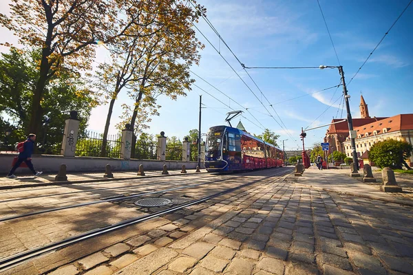 Wroclaw 폴란드 2019 도시의 중심에 포장도로의 현대푸른 폴란드의 대중교통 — 스톡 사진