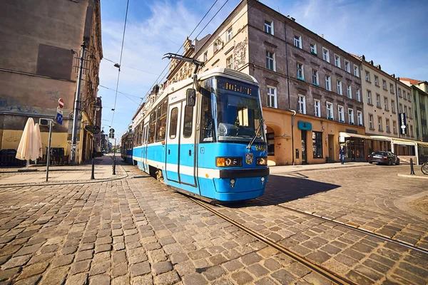 波兰弗罗茨拉夫 Wroclaw Poland 2019年5月 现代蓝色电车在城市历史中心一条狭窄的铺面街道上 波兰的公共交通 — 图库照片