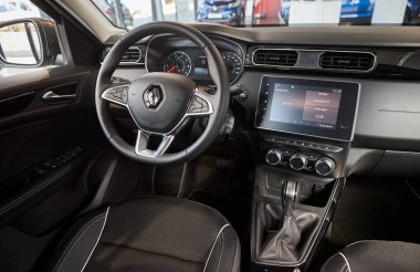 Vinnitsa, Ukrayna - 16 Eylül 2020. Renault Arkana - galeride yeni model araba sunumu - içeride direksiyon simidi ile