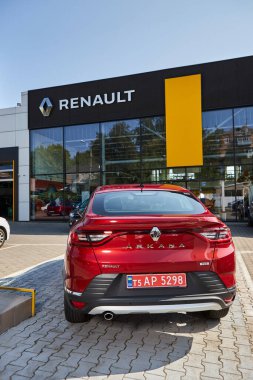 Vinnitsa, Ukrayna - 16 Eylül 2020. Renault Arkana - galeride yeni model araba sunumu - arka görünüm