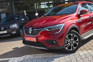 Vinnitsa, Ukrayna - 16 Eylül 2020. Renault Arkana - galeride yeni model araba sunumu - ön görünüm