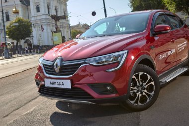 Vinnitsa, Ukrayna - 16 Eylül 2020. Renault Arkana - galeride yeni model araba sunumu - şehirde test sürüşü