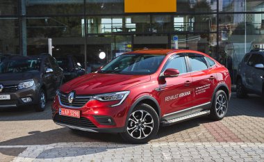 Vinnitsa, Ukrayna - 16 Eylül 2020. Renault Arkana - galeride yeni model araba sunumu - ön görünüm