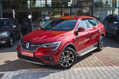 Vinnitsa, Ukrayna - 16 Eylül 2020. Renault Arkana - galeride yeni model araba sunumu - ön görünüm