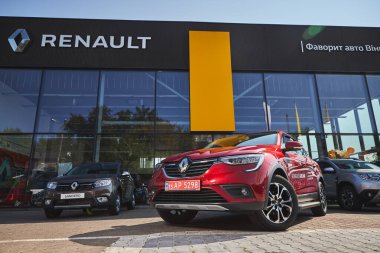 Vinnitsa, Ukrayna - 16 Eylül 2020. Renault Arkana - galeride yeni model araba sunumu - ön görünüm
