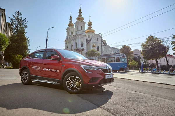 빈니차 우크라이나 Septembert 2020 Renault Arkana 도시에서 운전을 자동차 — 스톡 사진