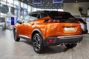 Vinnitsa, Ukrayna - 19 Ekim 2020. Peugeot 2008 - galeride yeni model araba sunumu - arka görünüm