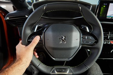 Vinnitsa, Ukrayna - 19 Ekim 2020. Peugeot 2008 - galeride yeni model araba sunumu - sahibinin elleri direksiyonda