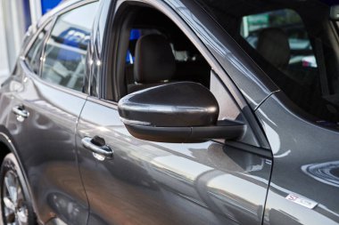 Vinnitsa, Ukrayna - 19 Ekim 2020. Ford Kuga - galeride yeni model araba sunumu - yan ayna