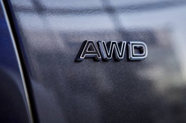 Vinnitsa, Ukrayna - 19 Ekim 2020. Ford Kuga - galeride yeni model araba sunumu - logo