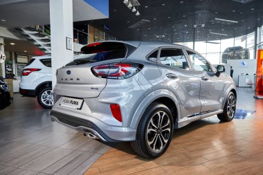 Vinnitsa, Ukrayna - 19 Ekim 2020. Ford Puma - galeride yeni model araba sunumu - yan görünüm