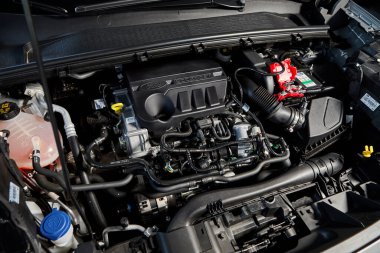 Vinnitsa, Ukrayna - 19 Ekim 2020. Ford Puma - galeride yeni model araba sunumu - kaputun altında