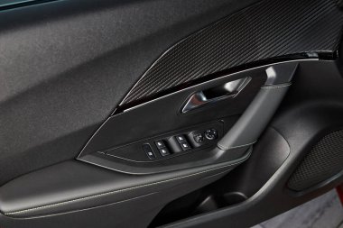 Vinnitsa, Ukrayna - 19 Ekim 2020. Peugeot 2008 - galeride yeni model araba sunumu - kabinin içindeki iç kapılar 