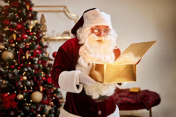 Sorprendido Santa Claus Con Regalo Brillante Mágico Cerca Hermoso Árbol — Foto de Stock