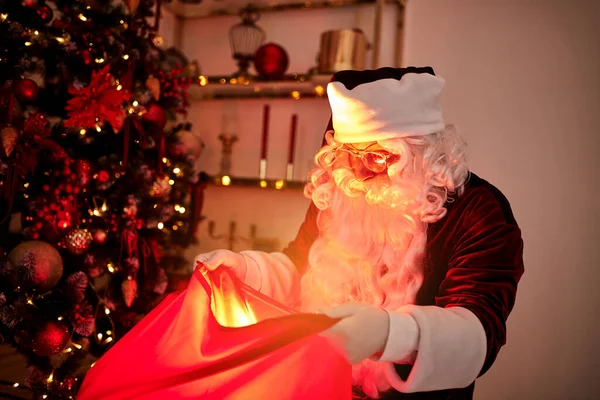 Sorprendido Santa Claus Con Regalo Brillante Mágico Cerca Hermoso Árbol — Foto de Stock
