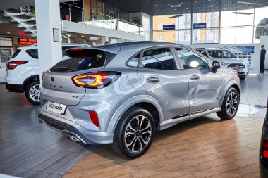 Vinnitsa, Ukrayna - 19 Ekim 2020. Ford Puma - galeride yeni model araba sunumu - yan görünüm