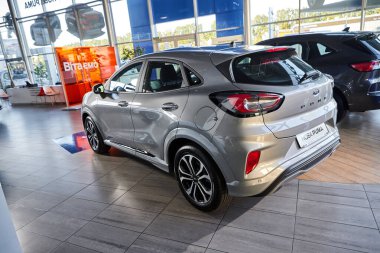 Vinnitsa, Ukrayna - 19 Ekim 2020. Ford Puma - galeride yeni model araba sunumu - arka görünüm