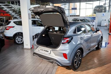 Vinnitsa, Ukrayna - 19 Ekim 2020. Ford Puma - galeride yeni model araba sunumu - bagaj