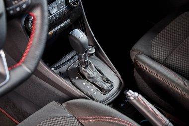 Vinnitsa, Ukrayna - 19 Ekim 2020. Ford Puma - galeride yeni model araba sunumu - iletim