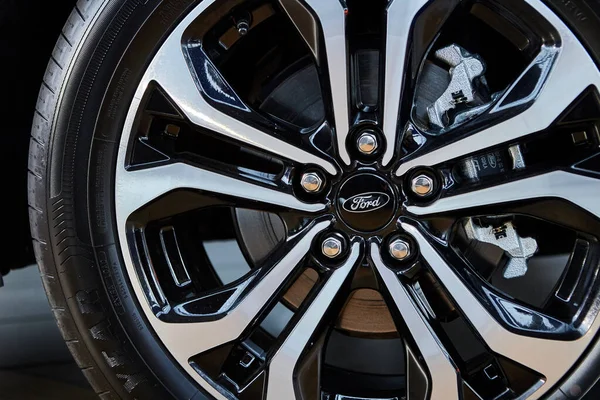 Vinnitsa, Ukrayna - 19 Ekim 2020. Ford Puma - galeride yeni model araba sunumu - ön tekerlek