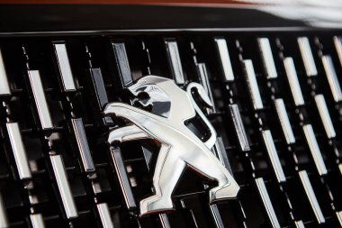 Vinnitsa, Ukrayna - 19 Ekim 2020. Peugeot 2008 - Showroom 'da yeni model araba sunumu - logo