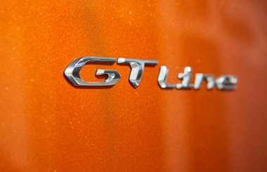 Vinnitsa, Ukrayna - 19 Ekim 2020. Peugeot 2008 - Showroom 'da yeni model araba sunumu - logo