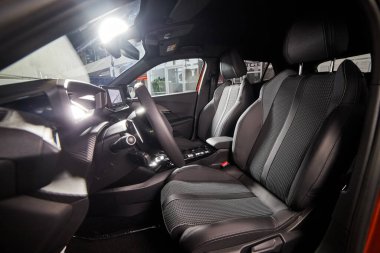 Vinnitsa, Ukrayna - 19 Ekim 2020. Peugeot 2008 - Showroom 'da yeni model araba sunumu - içinde direksiyon simidi olan içerisi