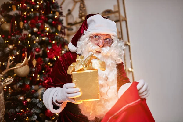 Père Noël Avec Grand Sac Rouge Cadeaux Précipitent Pour Apporter — Photo