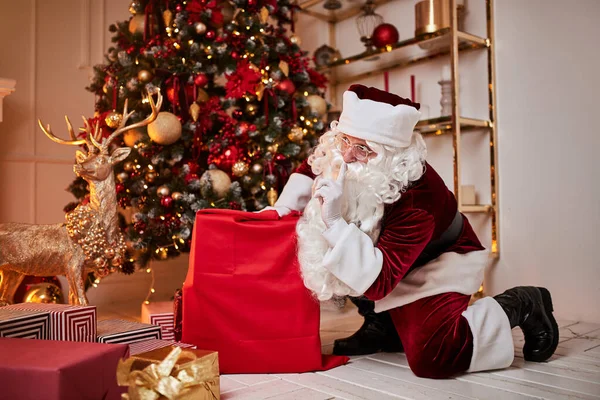 Санта Клаус Большим Красным Мешком Подарков Спешат Принести Подарок Детям — стоковое фото