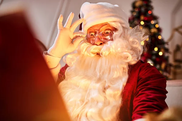 Удивленный Санта Клаус Волшебным Светящимся Подарком Возле Красивой Рождественской Елки — стоковое фото