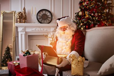 Güzel Noel ağacının yanında sihirli bir hediyeyle sürpriz Noel Baba. Yeni yıl ve Mutlu Noeller, Mutlu Noeller konsepti