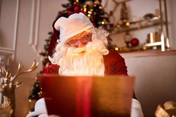 Meglepett Mikulás Egy Varázslatos Ragyogó Ajándék Közelében Gyönyörű Karácsonyfa Szilveszter — Stock Fotó