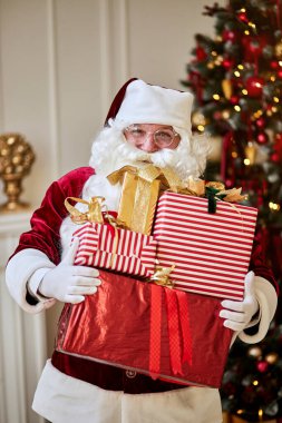 Mutlu Noel Baba çocuklara bir sürü hediye getirdi. Yeni yıl ve Mutlu Noeller konsepti
