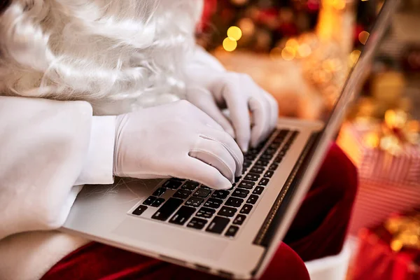 Papai Noel Sentado Sua Casa Lendo Mail Laptop Com Hristmas — Fotografia de Stock