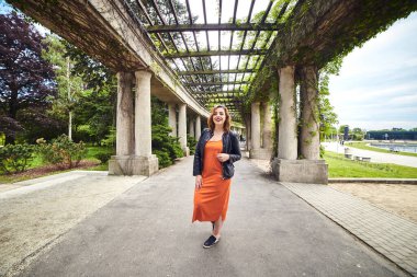 Wroclaw, Polonya 'daki Centennial Hall' da yürüyen güzel bir kadın.