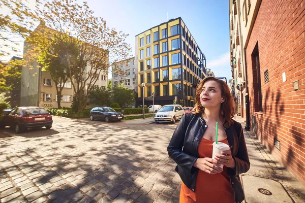 Hermosa Chica Turista Bebida Sabroso Café Paseos Por Centro Negocios — Foto de Stock