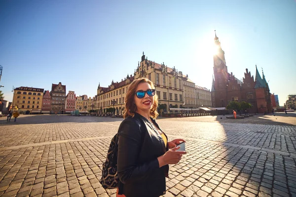 波兰弗罗茨拉夫市集广场上 一个背着背包的漂亮女游客在散步 — 图库照片