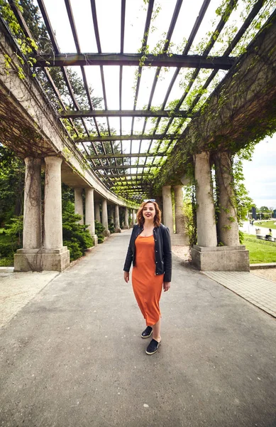 Joven Hermosa Mujer Caminando Salón Del Centenario Wroclaw Polonia — Foto de Stock